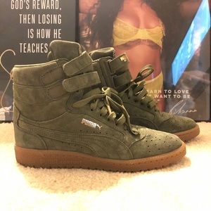 LIKE NEW! Women Puma Sky High 2